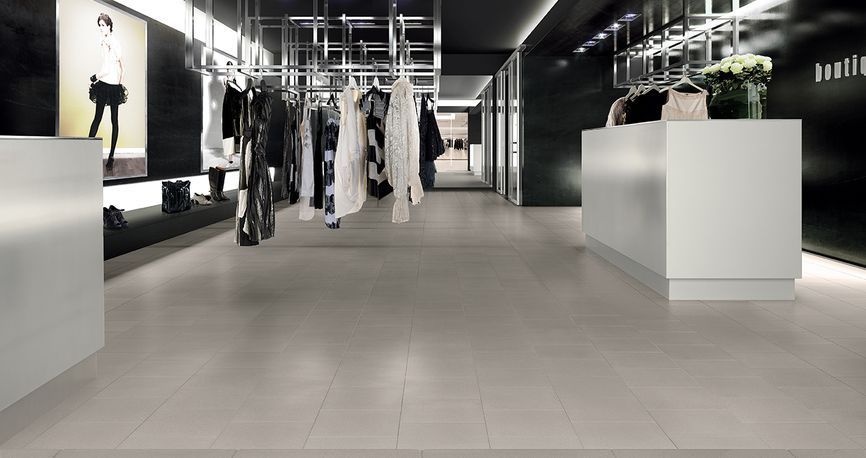 negozio di abbigliamento con rivestimenti in ceramica