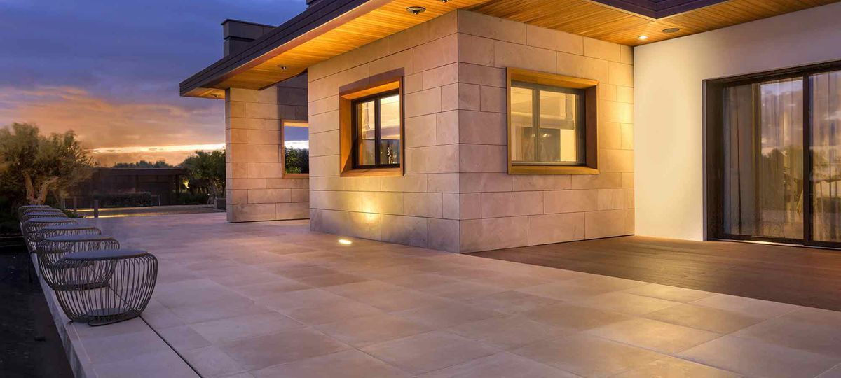 abitazione con pareti e pavimenti esterni in ceramica