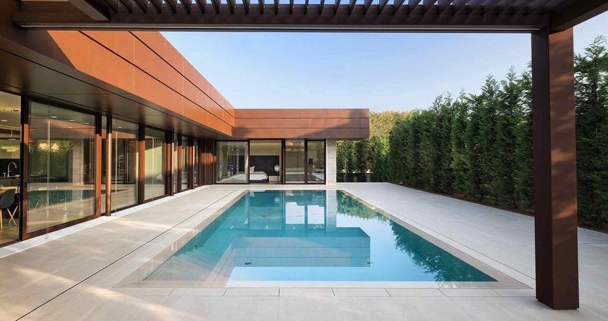 area piscina con pavimenti bianchi in ceramica