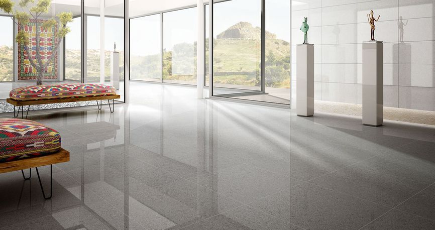 sala espositiva con pavimento grigio in ceramica