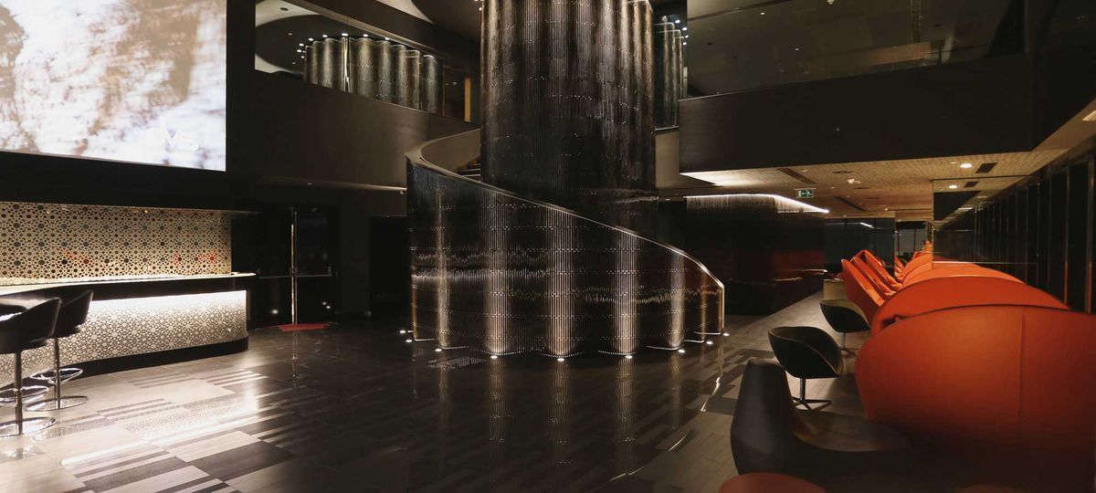 ristorante di lusso con rivestimenti scuri in ceramica