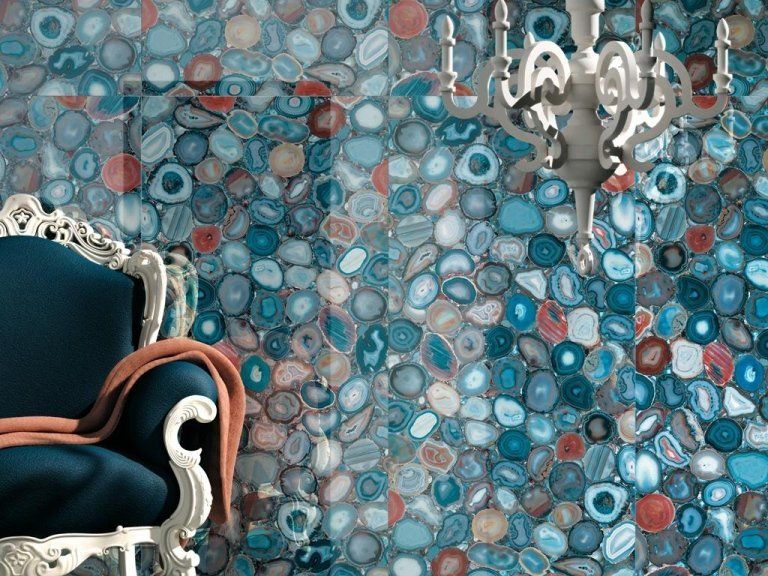 parete in ceramica effetto pietre preziose blu e rosse