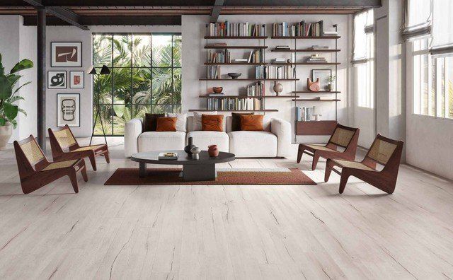 salotto con pavimento in ceramica effetto legno sbiancato