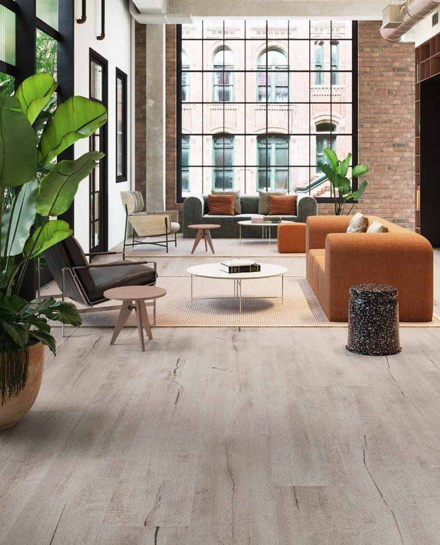 area relax con pavimento in ceramica effetto legno chiaro