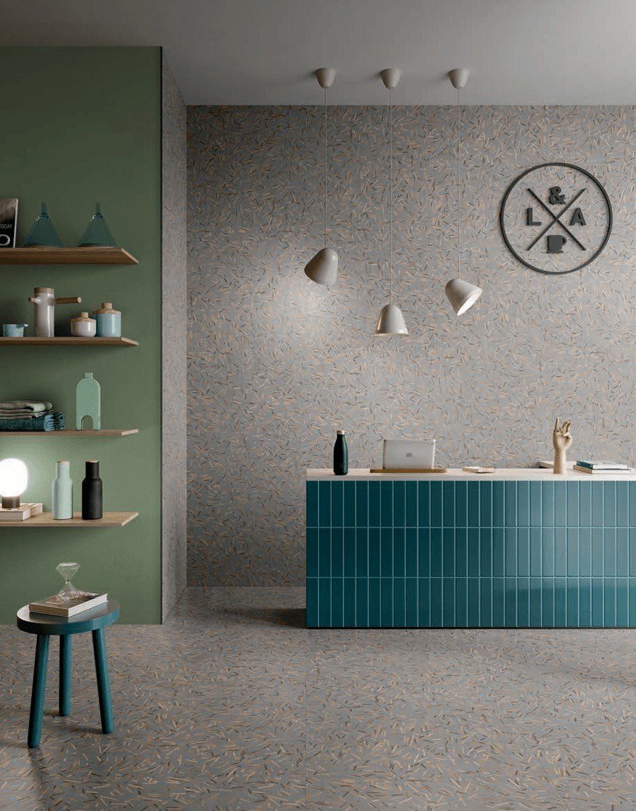 arredo contract con rivestimenti grigi e verdi in ceramica
