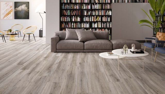 salotto con pavimento in ceramica effetto legno grigio