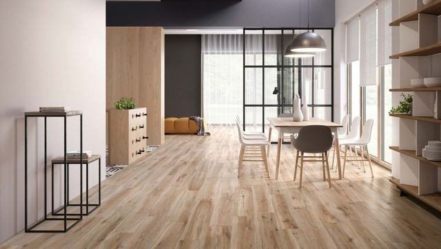 zona living con pavimento effetto legno in ceramica