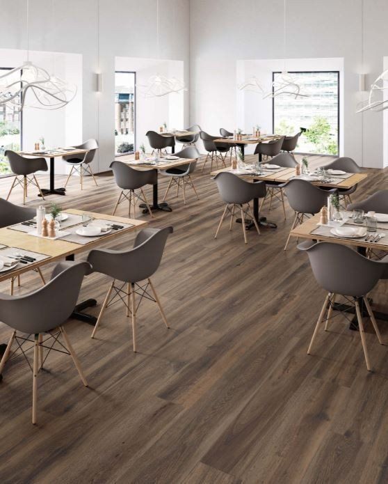 sala di ristorante con pavimento effetto legno in ceramica