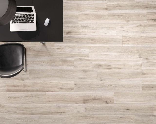 ufficio con pavimento effetto legno in ceramica
