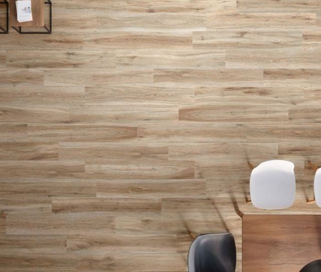 pavimento in ceramica effetto legno chiaro