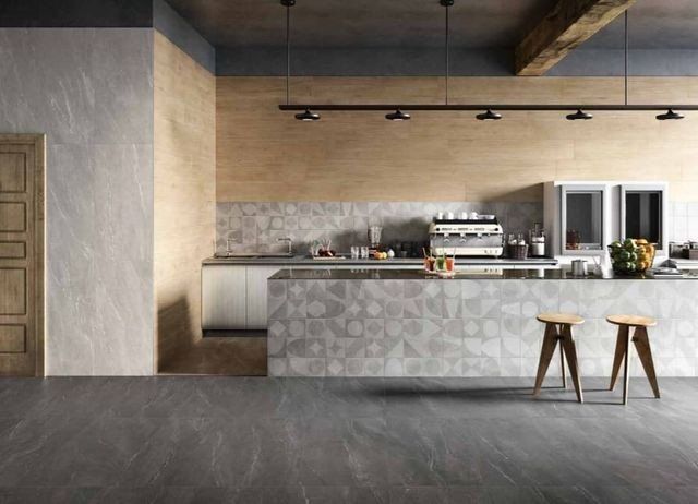 cucina con rivestimenti grigi ed effetto legno in ceramica