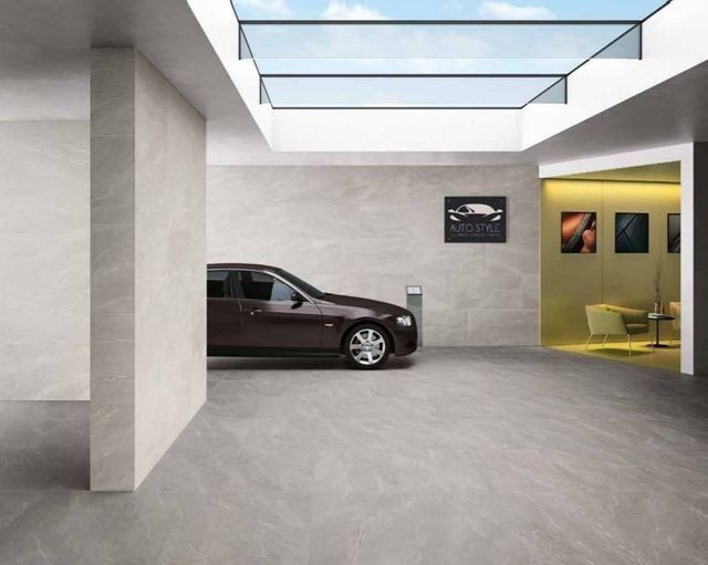 salone di automobili con pavimento in ceramica grigio