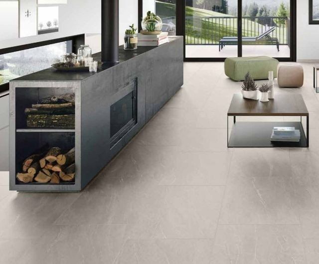 zona living con pavimentazione chiara in ceramica