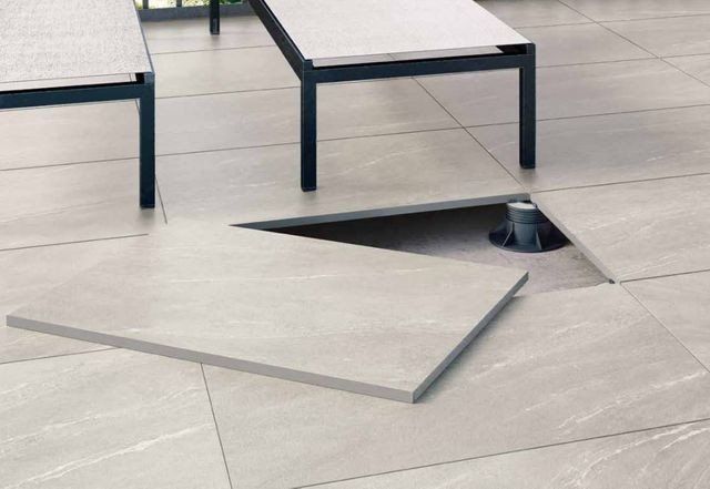 posa di pavimentazione chiara in ceramica