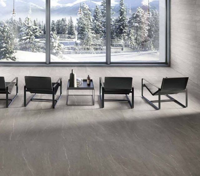 pavimento in ceramica grigio e sdraio davanti a vetrata