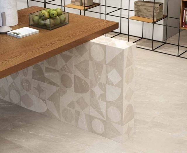 pavimento e muretto beige in ceramica con forme geometriche
