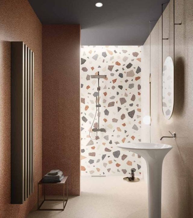 bagno con parete in ceramica con pattern moderno