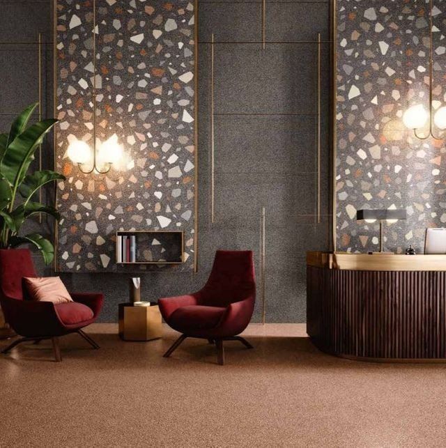 arredo contract con pareti in ceramica scure con forme geometriche