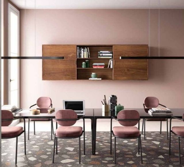 sala riunioni con pavimento in ceramica con forme geometriche