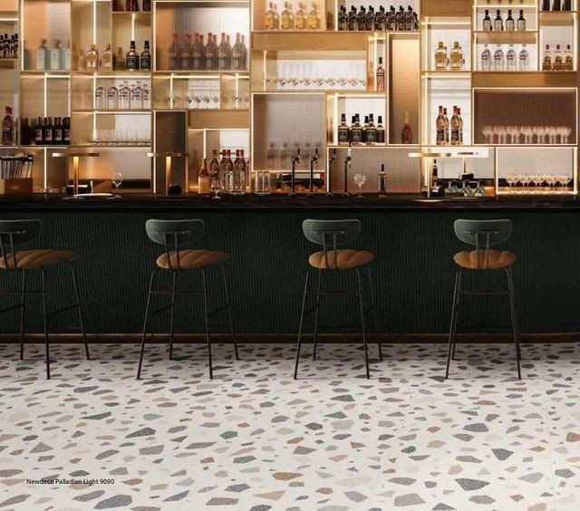bar con sgabelli alti e pavimento in ceramica