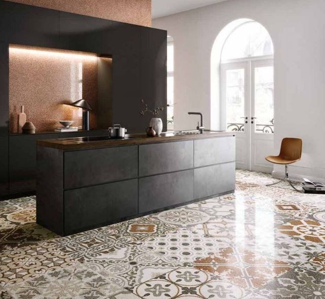 cucina con pavimento in piastrelle di ceramica colorate