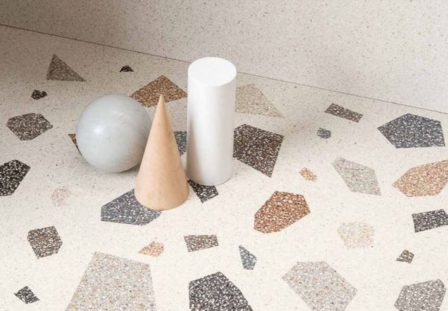 rivestimento bianco in ceramica con dettagli geometrici colorati