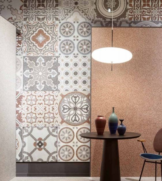 parete con grandi piastrelle in ceramica di vari pattern