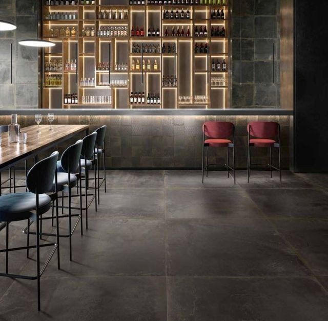 bar sofisticato con rivestimenti grigio scuro in ceramica