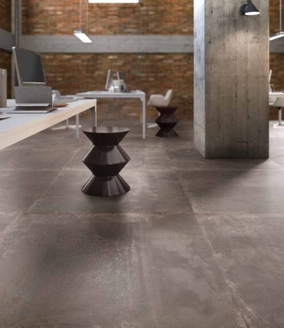 pavimento con ampie piastrelle grigie in ceramica