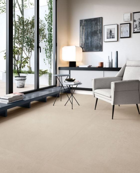 studio con parete bianca e pavimento beige in ceramica