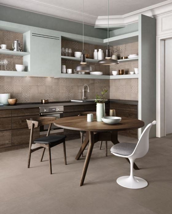 cucina con piastrelle color tortora in ceramica