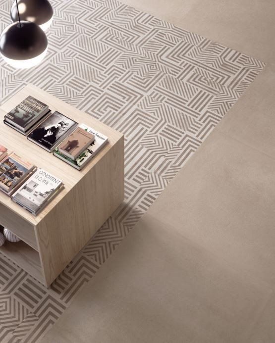 pavimento in ceramica beige con fregi geometrici