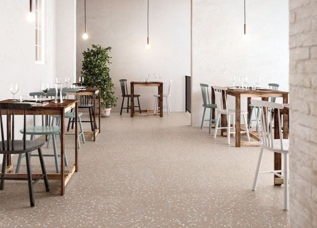 bar con pavimento grigio chiaro in ceramica