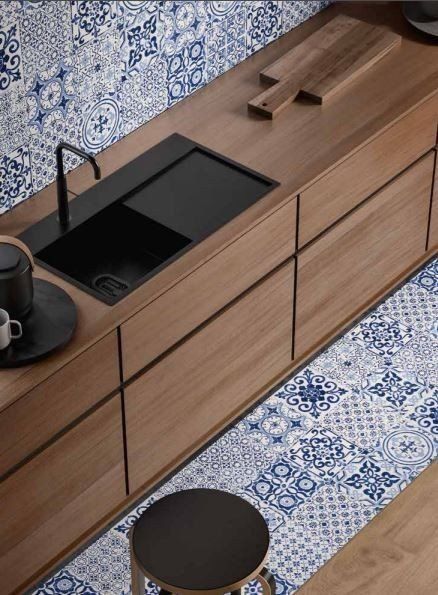 cucina con rivestimenti di piastrelle azzurre e bianche in ceramica