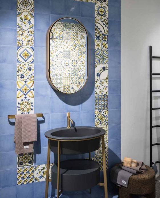 bagno con strisce di mattonelle colorate in ceramica sulle pareti