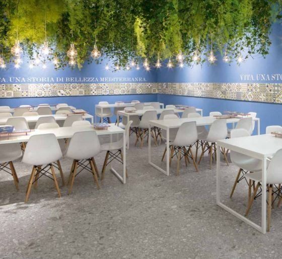 ristorante con parete azzurra e mattonelle colorate in ceramica
