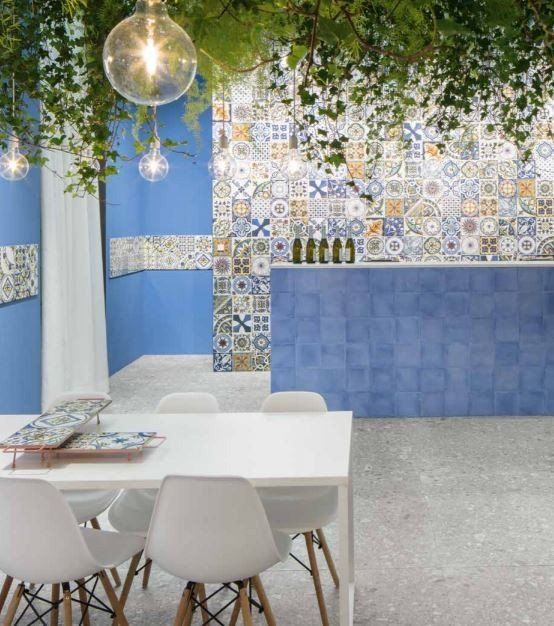 parete azzurra e con mattonelle colorate in ceramica