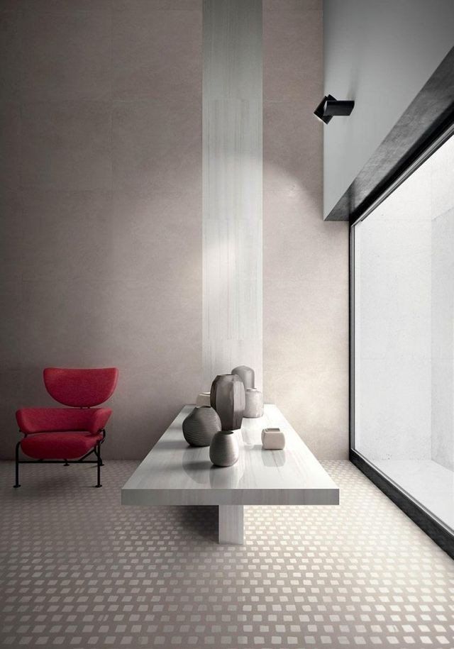 stanza con rivestimenti in ceramica grigi e sedia rossa