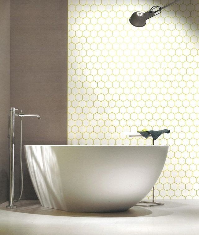 bagno con rivestimenti in ceramica a nido d'ape