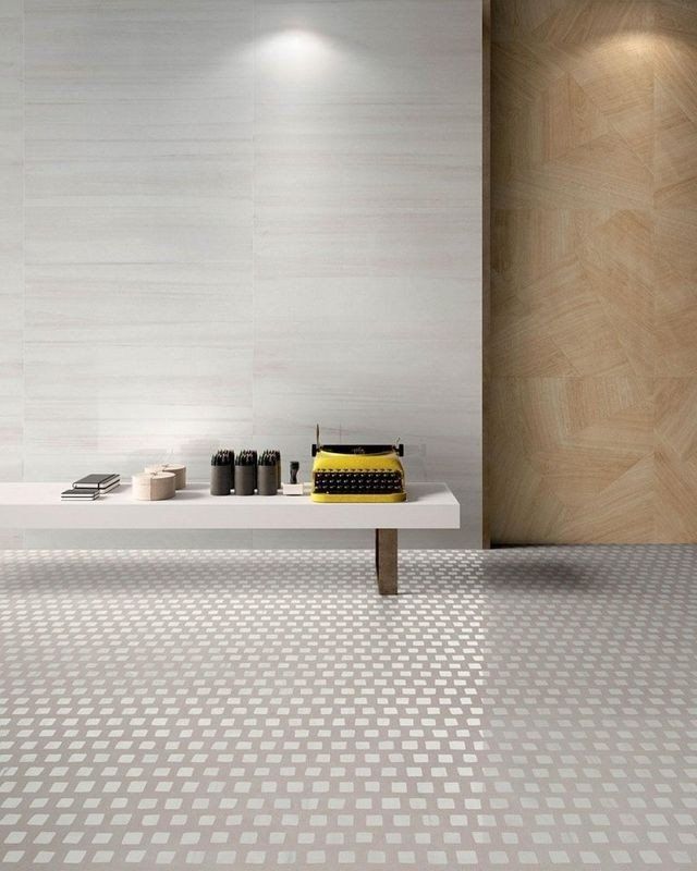 rivestimenti grigio chiaro e color bronzo in ceramica