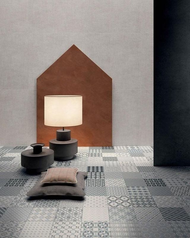 parete grigia e pavimento in ceramica con vari pattern