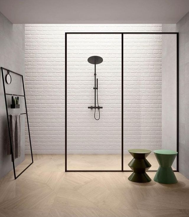 bagno moderno con parete bianca in ceramica