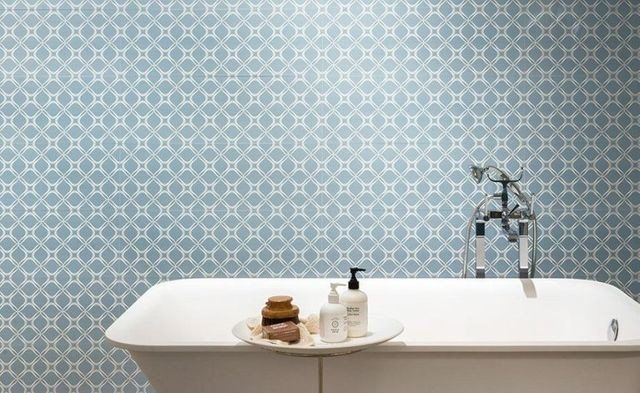 rivestimento in ceramica azzurra e bianca in un bagno