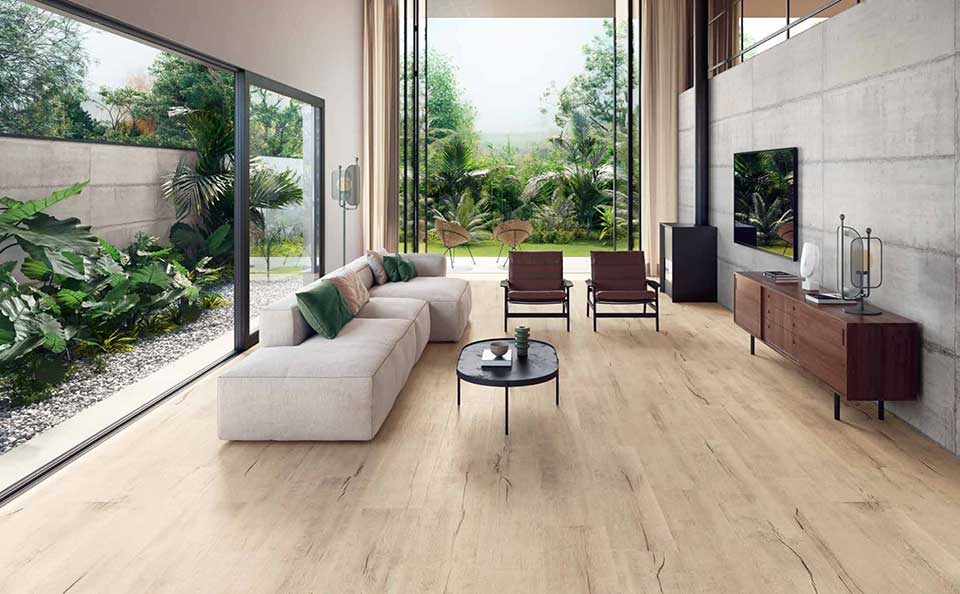 salotto con parquet chiaro