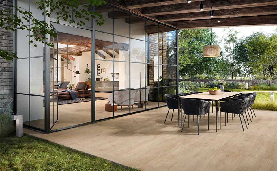 veranda esterna con parquet chiaro