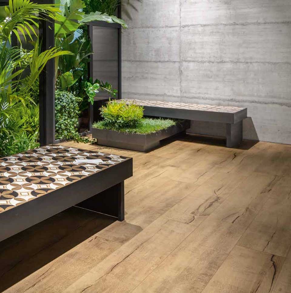giardino interno con parquet, piante e panchine