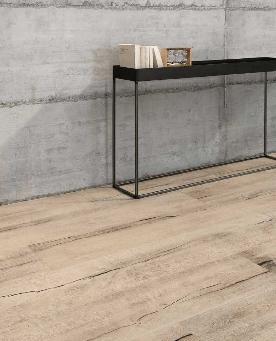 parquet chiaro con mobile da ingresso minimal nero