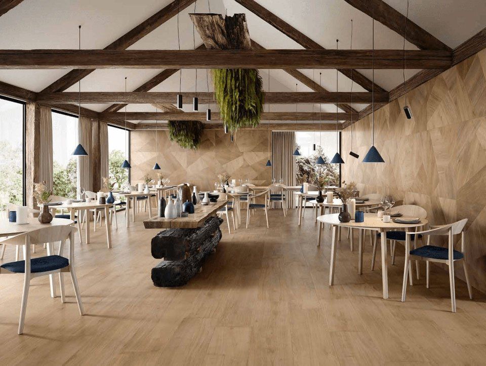 sala di un ristorante con parquet e soffitto a travi in legno