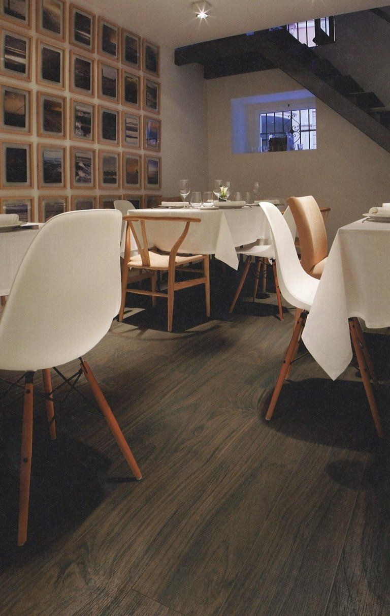 sala di un ristorante con parquet e soffitto a travi in legno