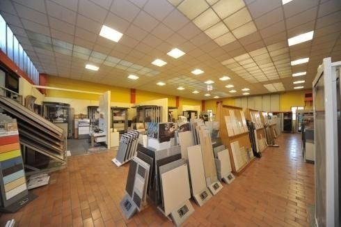 negozio di parquet con prodotti in esposizione